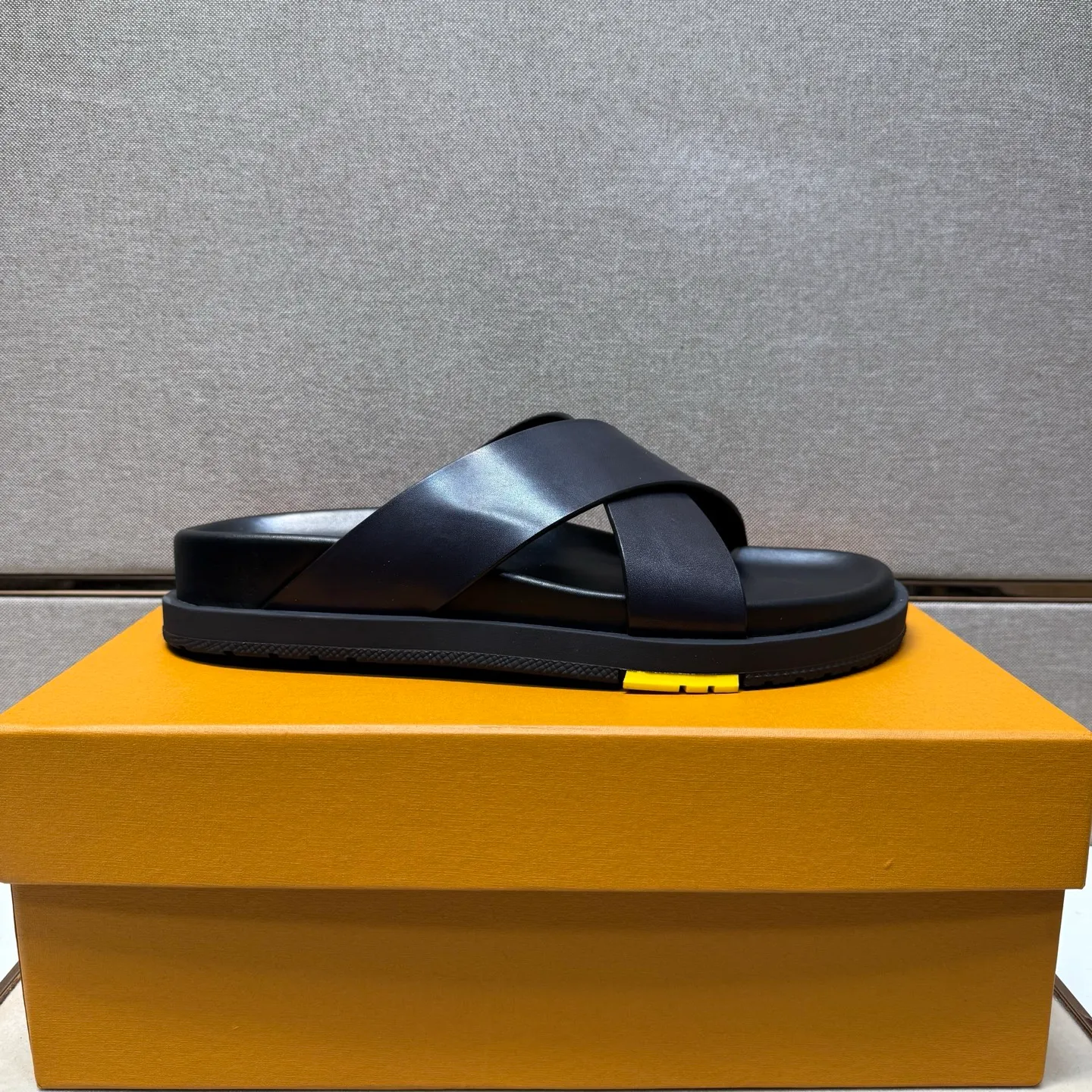 Men's men's shoes 💰pp420 [LV～] Men's casual slippers 2025z cabinet sales simultaneously 🔶Size: 38-44#️⃣ 🔷4 colors🔜The upper is made of cowhide stitching ➕Cowhide lining, comfortable and breathable, sole: original comfortable, wear-resistant and non-slip outsole, ⚠️Real 📱Photography🎬The real thing is better📢📢📢